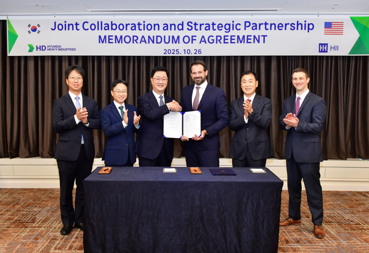 ▲HD현대와 헌팅턴 잉걸스는 26일 ‘APEC 2025’가 열릴 예정인 경북 경주의 라한셀렉트 호텔에서 주원호 HD현대중공업 특수선사업부 사장과 에릭 츄닝 헌팅턴 잉걸스 전략 개발 총괄 부사장(왼쪽에서 세 번째와 네 번째)이 참석한 가운데 ‘상선 및 군함 건조 협력에 관한 합의각서(MOA)’를 체결했다. (사진제공=HD현대)