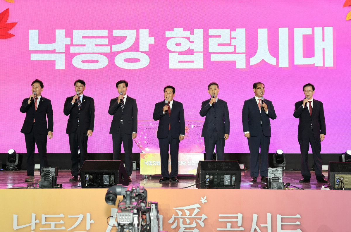 ▲낙동강 협력시대 대전환 선언에서 낙동강협의회 단체장들이 선언을 하고 있다.  (사진제공=양산시)