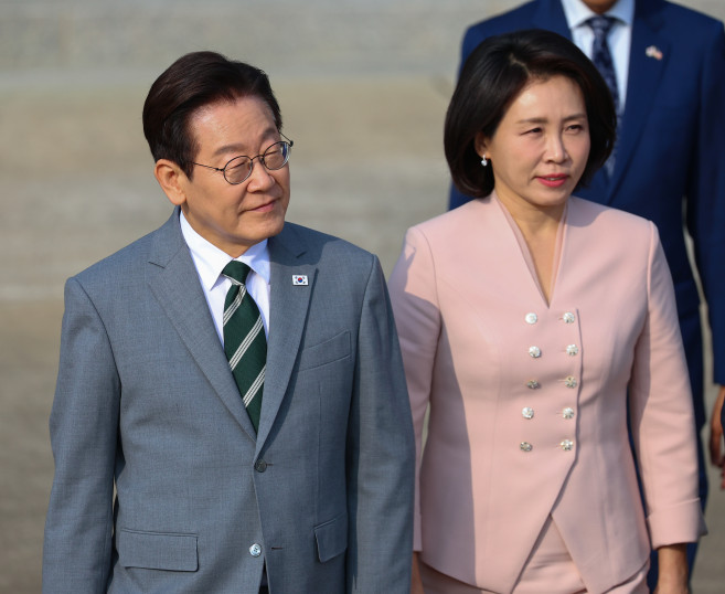 ▲이말레이시아 아세안 정상회의 참석차 출국하는 이재명 대통령과 김혜경 여사가 26일 성남 서울공항에서 공군 1호기로 향하고 있다.  (연합뉴스)