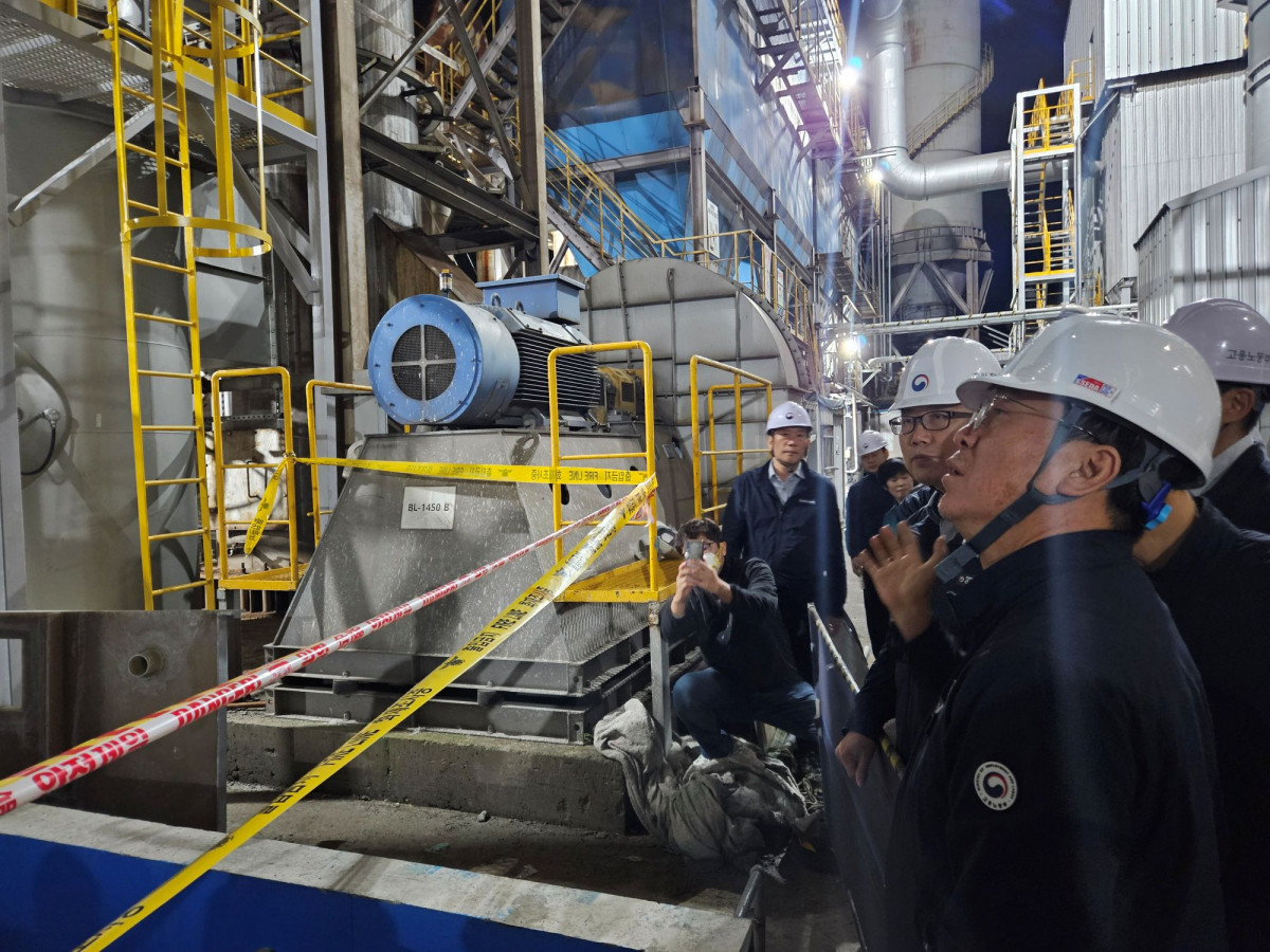 ▲김영훈 고용노동부 장관이 26일 질식 사망사고가 발생한 경북 경주시 소재 아연 제조공장을 찾아 사고 상황을 보고받고 있다. (사진제공=고용노동부)