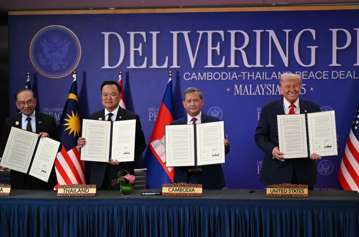 ▲말레이시아 쿠알라룸푸르에서 26일(현지시간) 아세안 정상회의 기간 별도로 열린 태국·캄보디아 평화협정 서명식에서 (오른쪽부터) 도널드 트럼프 미국 대통령과 훈 마네트 캄보디아 총리, 아누틴 찬위라꾼 태국 총리, 안와르 이브라힘 말레이시아 총리가 서명문을 들고 미소짓고 있다.  (쿠알라룸푸르/AFP연합뉴스)