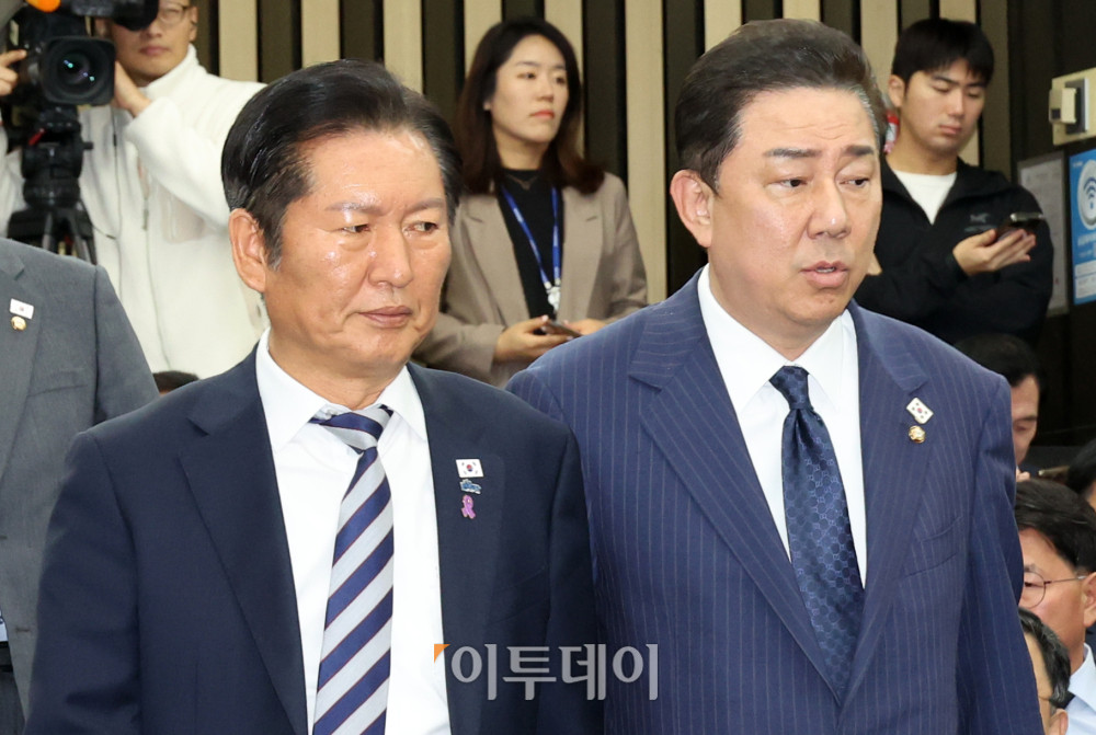 ▲정청래(왼쪽) 더불어민주당 대표와 김병기 원내대표가 26일 서울 여의도 국회에서 열린 의원총회에 참석하고 있다. 고이란 기자 photoeran@