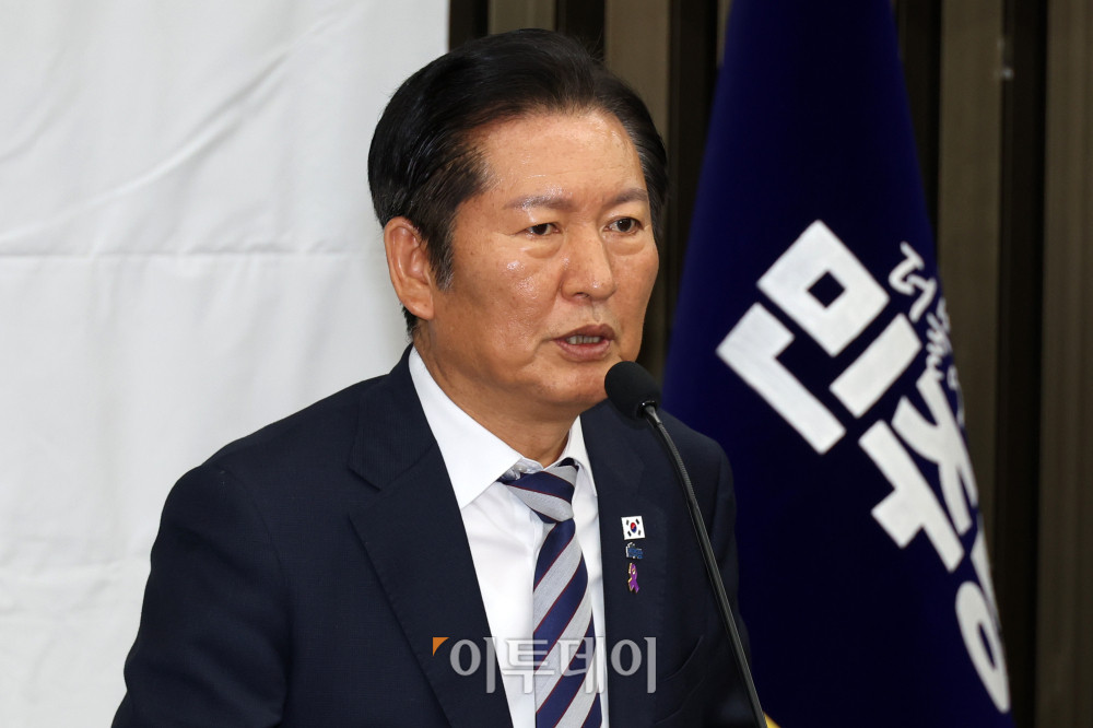 ▲정청래 더불어민주당 대표가 26일 서울 여의도 국회에서 열린 의원총회에서 발언을 하고 있다. 고이란 기자 photoeran@