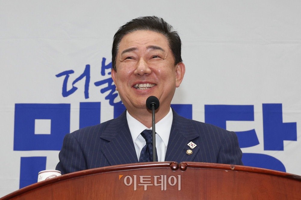 ▲김병기 더불어민주당 원내대표가 26일 서울 여의도 국회에서 열린 의원총회에서 발언을 하고 있다. 고이란 기자 photoeran@