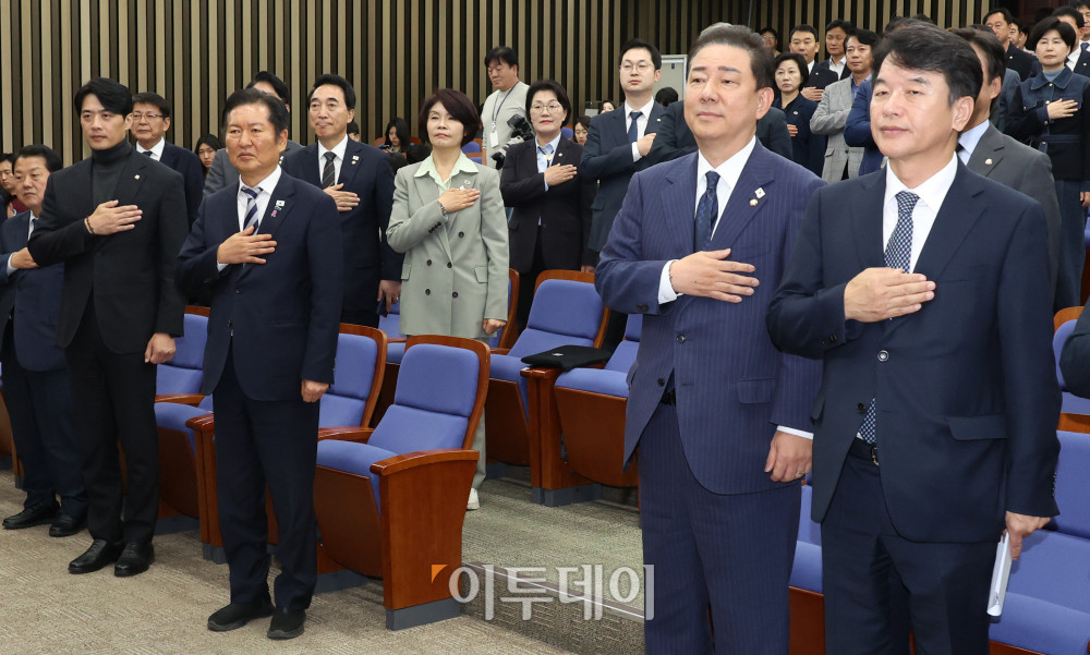 ▲정청래(앞줄 왼쪽 세번째) 더불어민주당 대표와 김병기(앞줄 오른쪽 두번째) 원내대표가 26일 서울 여의도 국회에서 열린 의원총회에서 참석자들과 국민의례를 하고 있다. 고이란 기자 photoeran@