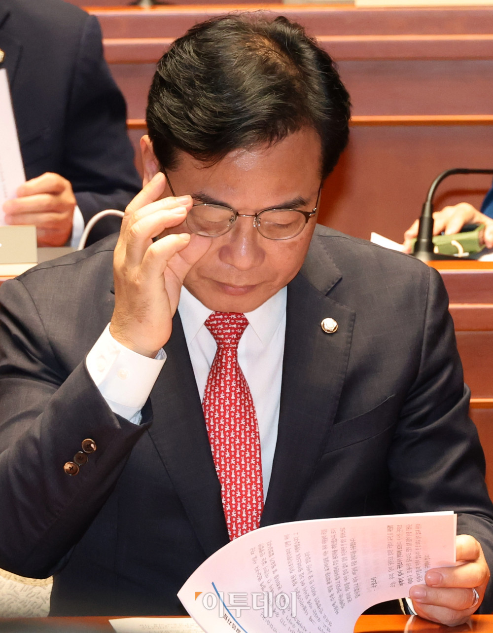 ▲송언석 국민의힘 원내대표가 26일 서울 여의도 국회에서 열린 의원총회에서 자료를 살펴보고 있다. 고이란 기자 photoeran@