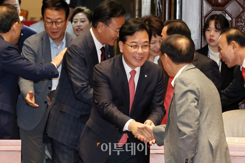 ▲송언석 국민의힘 원내대표가 26일 서울 여의도 국회에서 열린 의원총회에 참석하고 있다. 고이란 기자 photoeran@