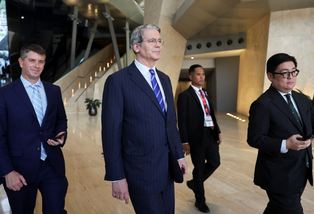 ▲스콧 베선트(왼쪽에서 두 번째) 미국 국무장관이 26일(현지시간) 말레이시아 쿠알라룸푸르에서 제5차 미·중 고위급 무역회담 이틀째 논의를 마치고 회담장을 나서고 있다. 쿠알라룸푸르/로이터연합뉴스