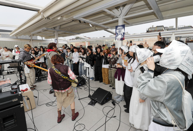 ▲26일 일요일 오전 7~11시 서울 이태원의 한 루프탑 바에서 진행한 버드와이저의 '얼리 버드' 행사에서 지소쿠리클럽이 공연을 하고 있다. (사진=정영인 기자 oin@)