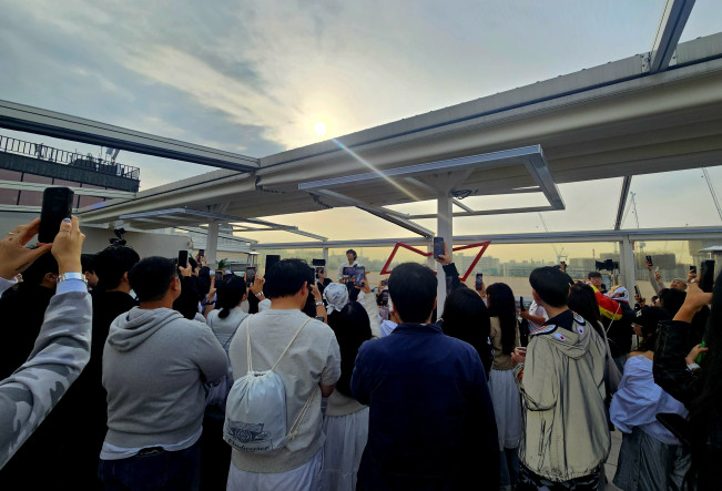 ▲26일 일요일 오전 7~11시 서울 이태원의 한 루프탑 바에서 진행한 버드와이저의 '얼리 버드' 행사에서 심아일랜드 밴드가 공연을 하고 있다. (사진=정영인 기자 oin@)