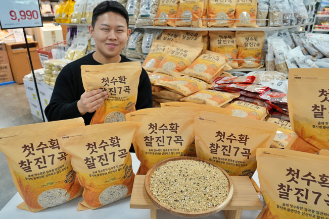 ▲서울특별시 송파구 롯데마트 제타플렉스 잠실점에서 김민규 MD가 '첫수확 찰진7곡'을 홍보하고 있다. (사진제공=롯데쇼핑)