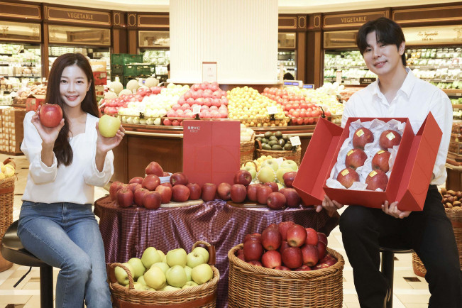 ▲신세계백화점 강남점에서 모델들이 감홍 사과를 소개하고 있다.
 (사진제공=신세계백화점)