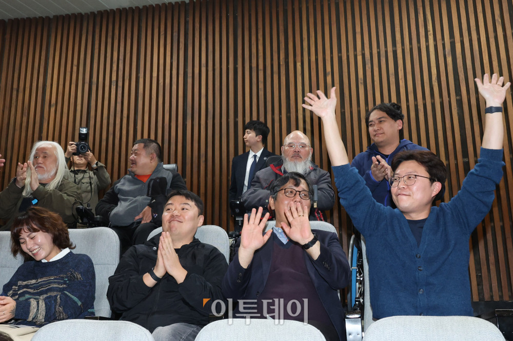 ▲26일 서울 여의도 국회에서 열린 본회의에서 장애인평생교육법안이 가결되자 전국장애인야학협의회 관계자들이 환호하고 있다. 고이란 기자 photoeran@