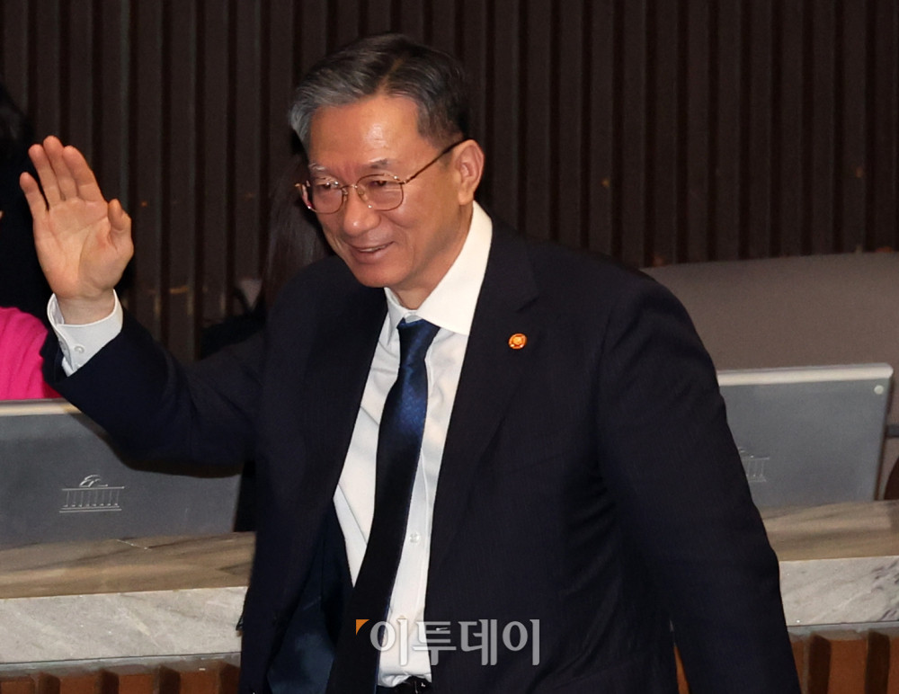 ▲정성호 법무부 장관이 26일 서울 여의도 국회에서 열린 본회의에서 인사하고 있다. 고이란 기자 photoeran@