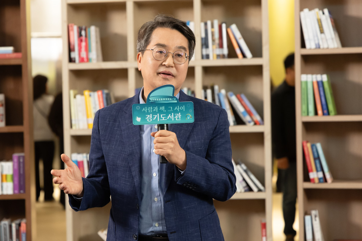 ▲김동연 경기도지사가 경기도서관 개관 행사에서 책장을 배경으로 마이크를 들고 도민과의 첫 만남을 진행하고 있다. (경기도)