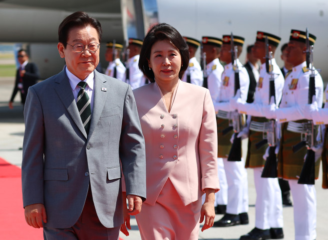 ▲아세안 정상회의 참석차 말레이시아를 방문한 이재명 대통령과 김혜경 여사가 26일 쿠알라룸푸르 국제공항에서 차량으로 이동하고 있다.  (연합뉴스)