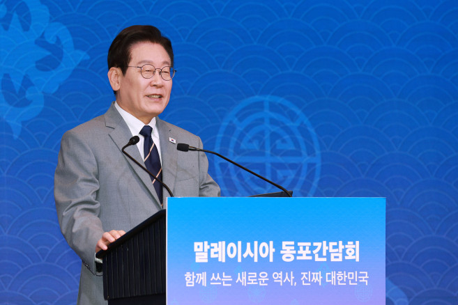 ▲이재명 대통령이 26일 말레이시아 쿠알라룸푸르 한 호텔에서 열린 동포 만찬 간담회에서 인사말을 하고 있다.  (연합뉴스)