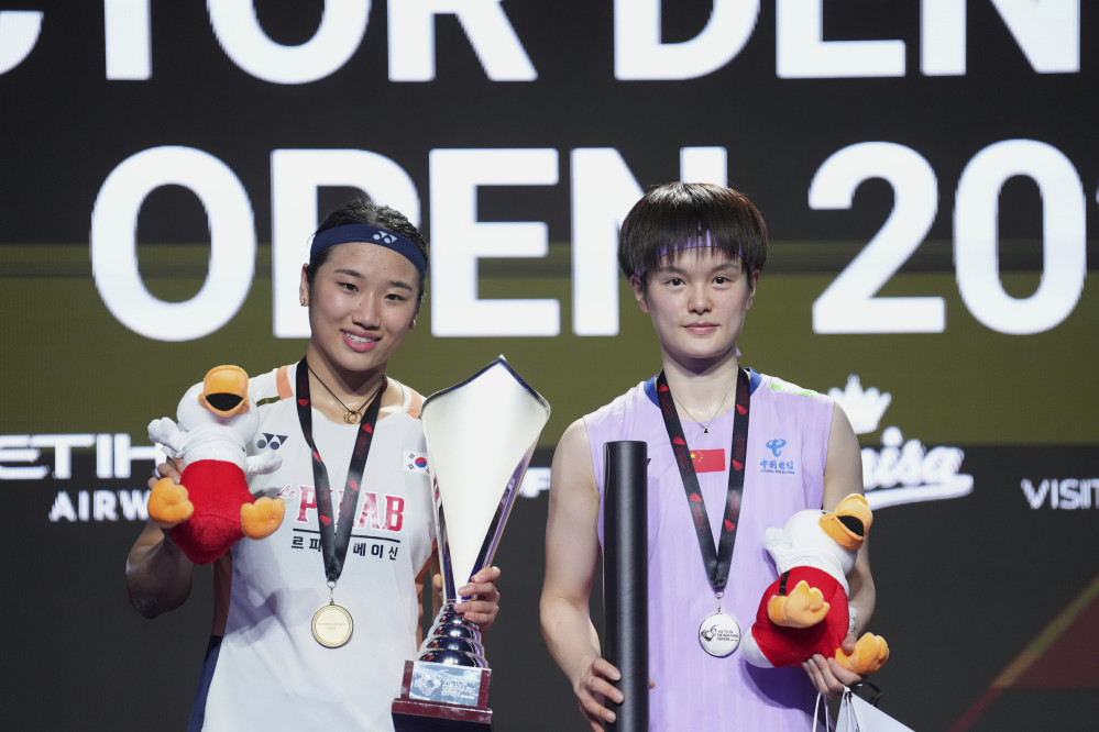 ▲덴마크 오픈 여자 단식 결승에서 우승을 차지한 안세영(사진 왼쪽)과 준우승자 중국 왕즈이 (AP/연합뉴스)