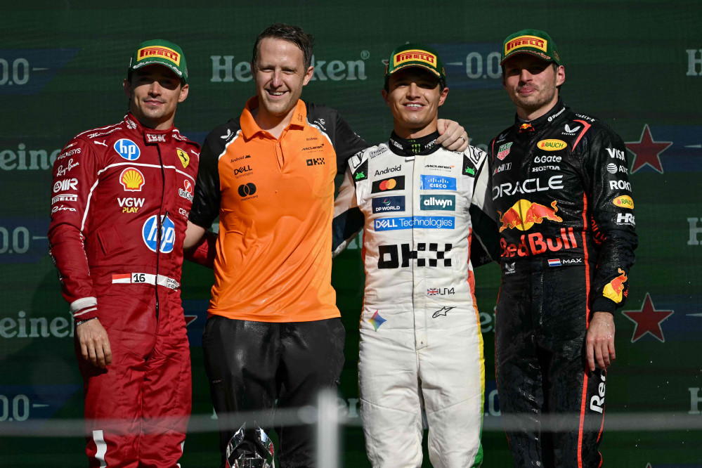 ▲26일(현지시간) 멕시코시티 에르마노스 로드리게스 서킷에서 열린 포뮬러원(F1) 멕시코시티 그랑프리 경기 후 시상식에서 맥라렌의 란도 노리스(오른쪽 두 번째)가 우승을 차지한 뒤 페라리의 샤를 르클레르(왼쪽), 맥라렌의 엔지니어 윌 조지프(오른쪽), 레드불 레이싱의 맥스 페르스타펜(맨 오른쪽)과 함께 포디움에서 기념사진을 촬영하고 있다. (AFP/연합뉴스)