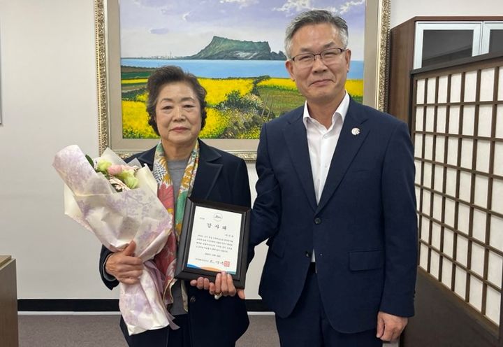 ▲진명기 제주도 행정부지사가 최근 1000평의 곶자왈을 무상 기부한 이신숙(79)씨에게 감사패를 전달한 뒤 기념촬영을 하고 있다. (사진제공=제주도)