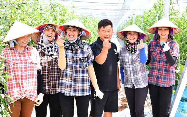 ▲전북도가 도내 곳곳에 농업활성화를 위한 전국 최대규모의 근로자 기숙사를 건립한다. 사진은 장수군에서 일하고 있는 외국인 근로자들. (사진제공=장수군)