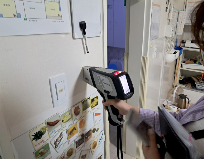 ▲관악구청 관계자가 어린이집 실내 벽에 사용된 도료의 중금속 함량을 측정하고 있다. (사진제공=관악구)