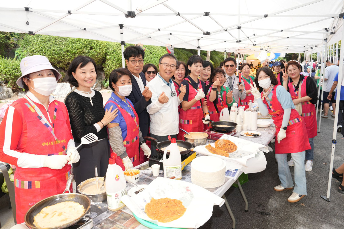 ▲서울 중랑구가 신내2동 주민자치회 등으로 구성된 우리동네사랑넷이 ‘봉화산 차없는 거리 축제’ 수익금 180만원을 중랑동행사랑넷 기부금으로 전달했다고 27일 밝혔다. (중랑구청)