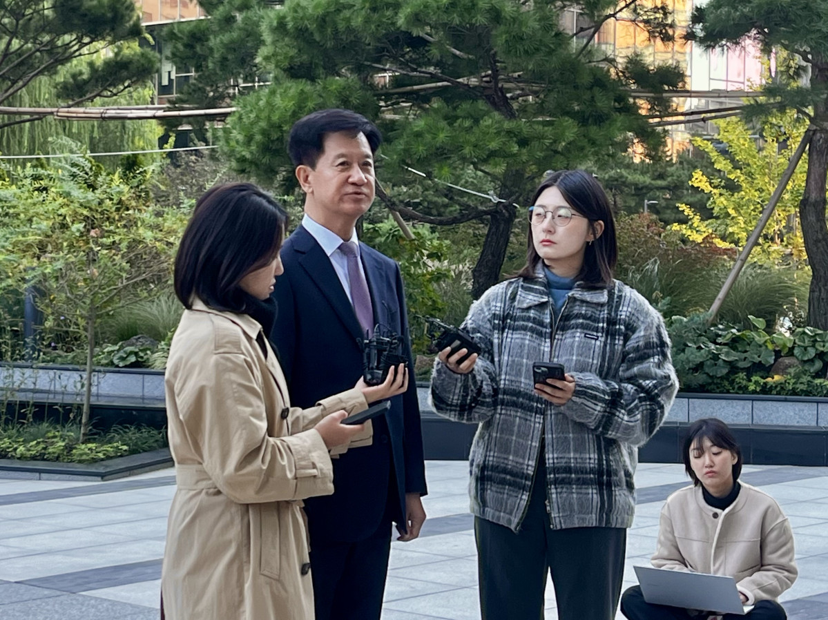 ▲민중기 특별검사팀 새 특검보인 박노수 변호사가 27일 서울 종로구 KT광화문빌딩 웨스트(West) 특검 사무실로 출근하고 있다.  (조소현 기자)