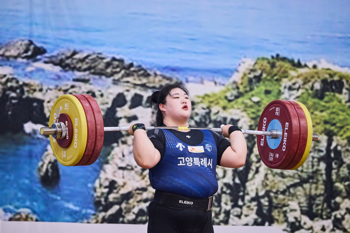 ▲3관왕에 오른 역도 박혜정 선수가 바벨을 들어올리는 모습 (사진제공=SKT)