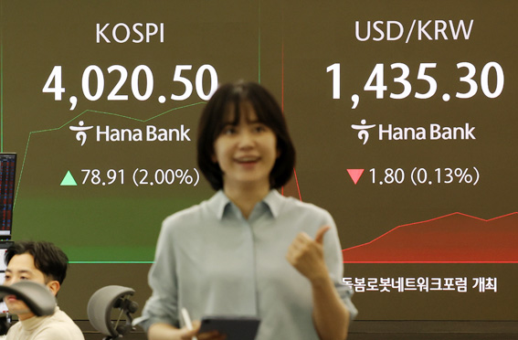 ▲[서울=뉴시스] 이영환 기자 = 코스피가 전 거래일(3941.59)보다 58.20포인트(1.48%) 오른 3999.79에 개장한 27일 서울 중구 하나은행 딜링룸 전광판에 지수가 표시되고 있다.코스닥 지수는 전 거래일(883.08)보다 7.15포인트(0.81%) 상승한 890.23, 서울 외환시장에서 원·달러 환율은 전 거래일 주간거래 종가(1437.1원)보다 0.4원 내린 1436.7원에 출발했다. 2025.10.27 20hwan@newsis.com