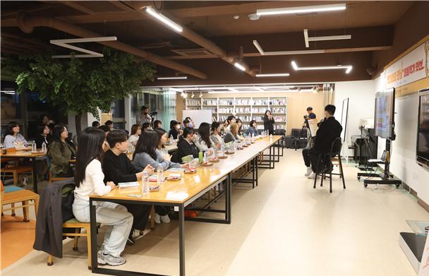 ▲10월 24일 청년문화공간JU에서 웹툰 작가 잇선과 함께 열린 작가와의 만남 현장 사진  (한국저작권위원회 제공)