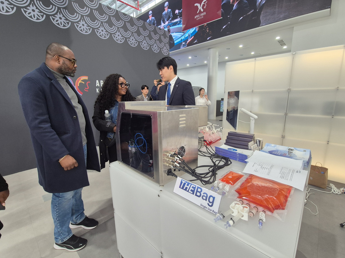 ▲마이크로디지탈 관계자가 KOTRA가 초청한 해외 바이어에게 셀빅을 소개하고 있다. (사진제공=마이크로디지탈)