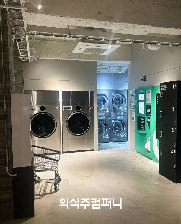 ▲무인 스마트 세탁소 런드리24 매장에 설치된 LG전자 상업용 콤보 세탁·건조기. (사진제공=의식주컴퍼니)