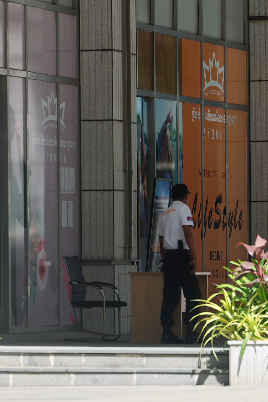 ▲캄보디아에서 한국인 납치ㆍ감금 등 조직범죄피해가 잇따라 발생하면서 정부가 범죄조직을 대상으로 금융 제재를 검토하고 있는 가운데 19일 프놈펜 프린스그룹 본사에 경비직원이 근무하고 있다. 19일 금융당국에 따르면 금융위원회 산하 금융정보분석원(FIU)은 캄보디아 범죄 관련자를 금융거래 제한 대상자로 지정하는 방안을 검토 중이다. 유력 제재 대상으로 캄보디아 프놈펜의 '프린스 그룹'과 금융서비스 기업 '후이원 그룹(Huione Group)' 등이 거론된다. (연합뉴스)