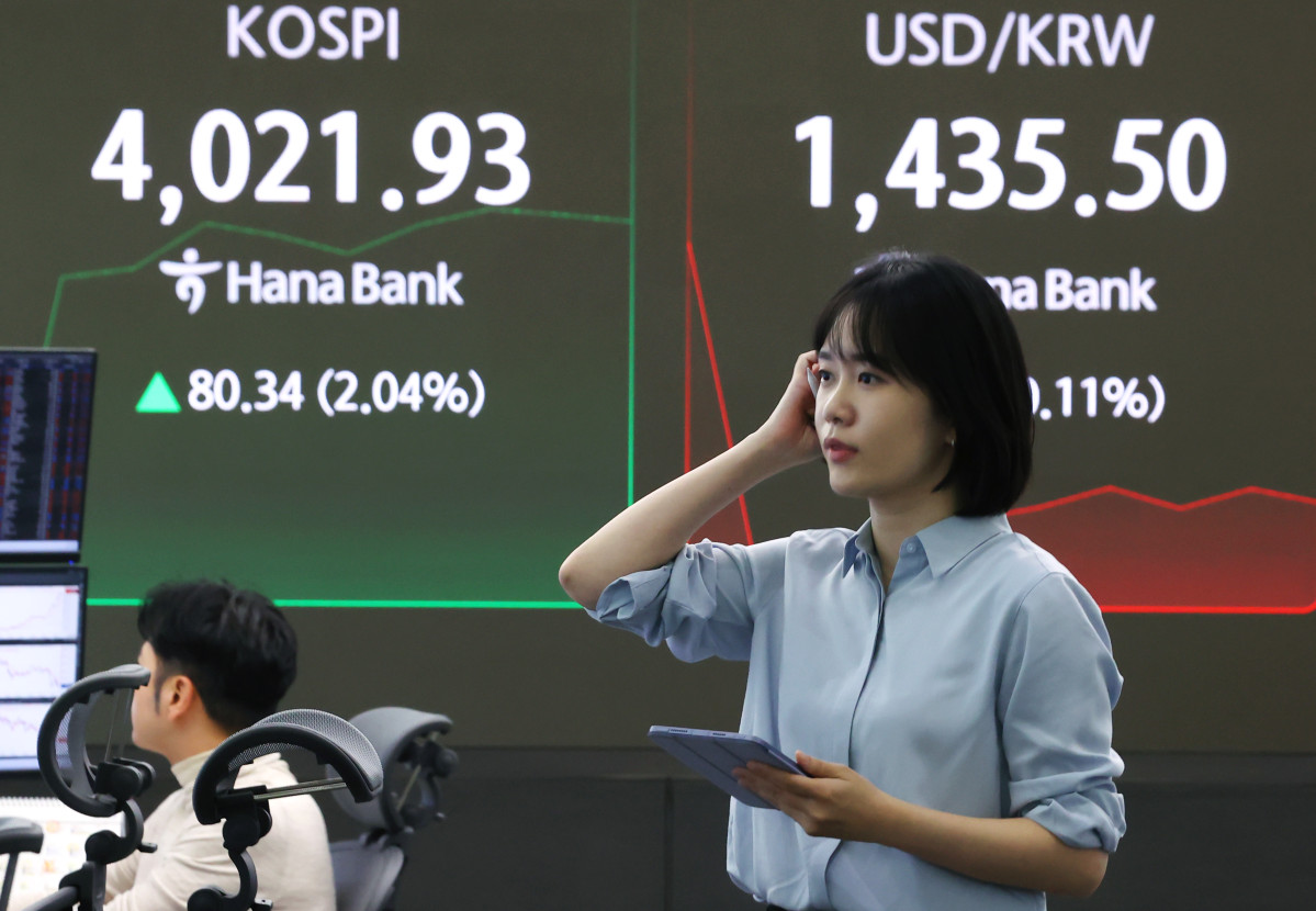 ▲코스피가 사상 처음 4,000포인트를 돌파한 27일, 증권사 업무 현장에서 전광판에 지수와 환율 정보가 표시되고 있다. (연합뉴스)