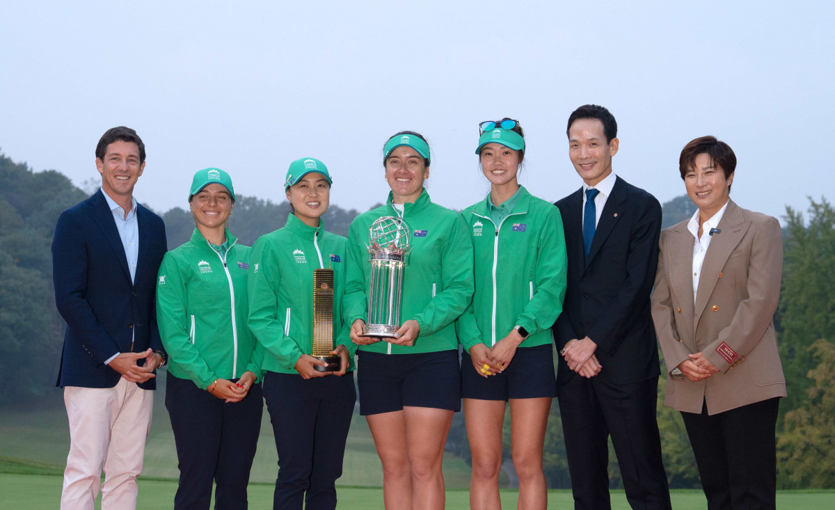 ▲한화생명 김동원 사장(오른쪽 두번째)이 우승을 차지한 호주팀과 트로피를 들고 기념촬영을 하고 있다. (제공 한화생명)