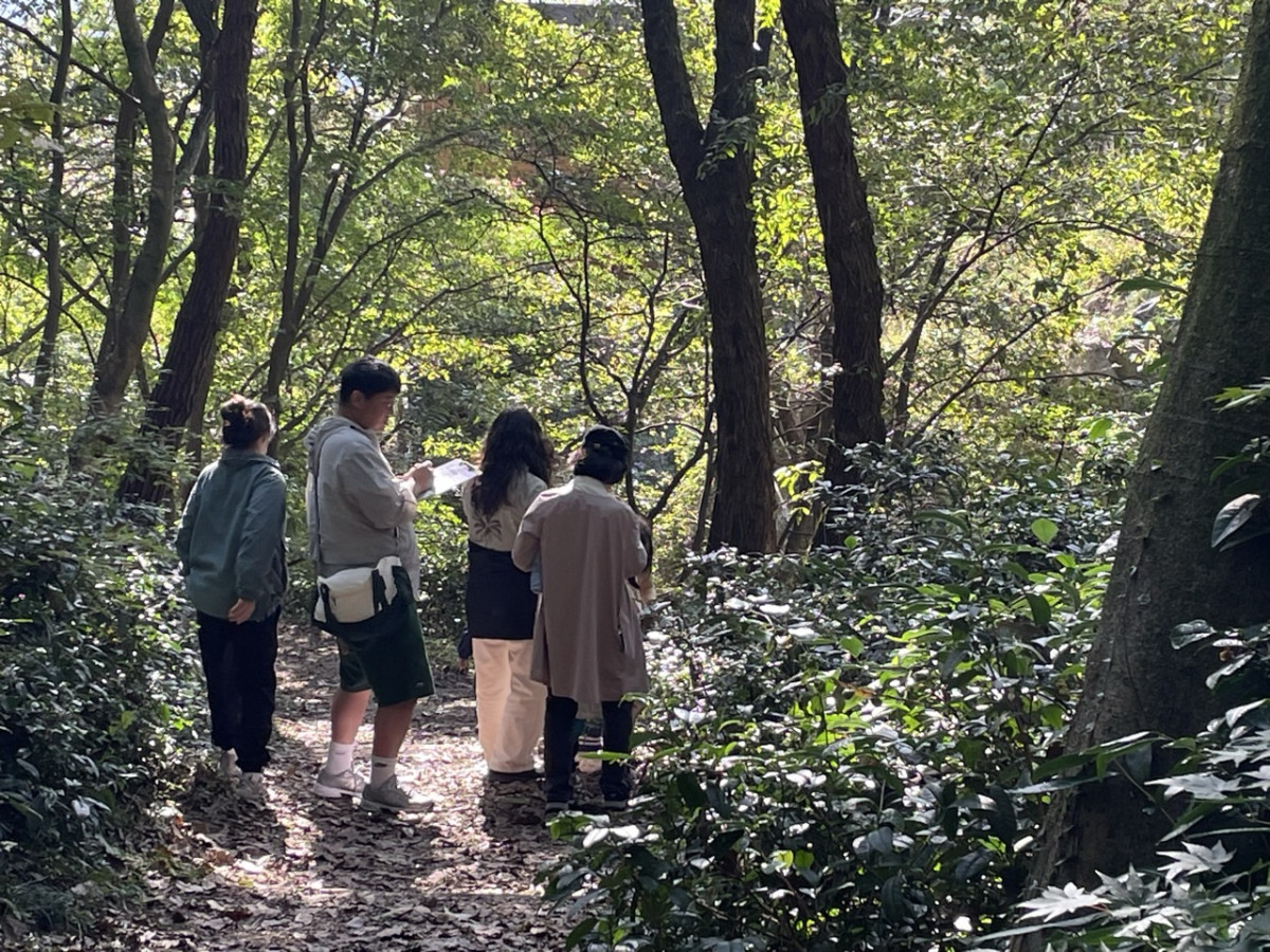 ▲이달 25일 전남 나주시 국립나주숲체원에서 열린 ‘2025 나눔숲캠프’에 참가한 보호기관 공무원 가족이 숲체험 활동을 하고 있다. (제공 교보생명)