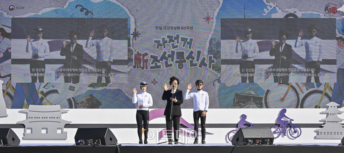 ▲27일 서울 여의도 한강공원 물빛무대에서 열린 자전거 신(新)조선통신사 행사에서 통신사 대원들이 선서를 하고 있다. 조현호 기자 hyunho@