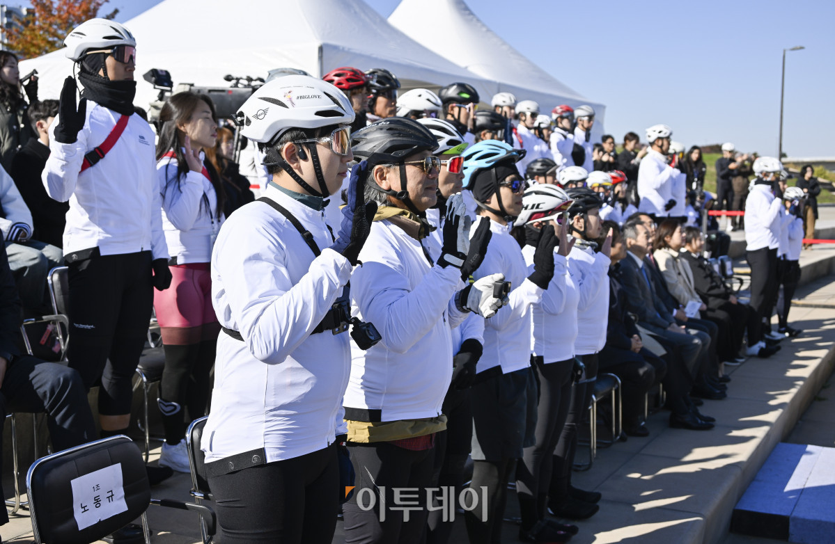 ▲27일 서울 여의도 한강공원 물빛무대에서 열린 자전거 신(新)조선통신사 행사에서 통신사 대원들이 선서를 하고 있다. 조현호 기자 hyunho@