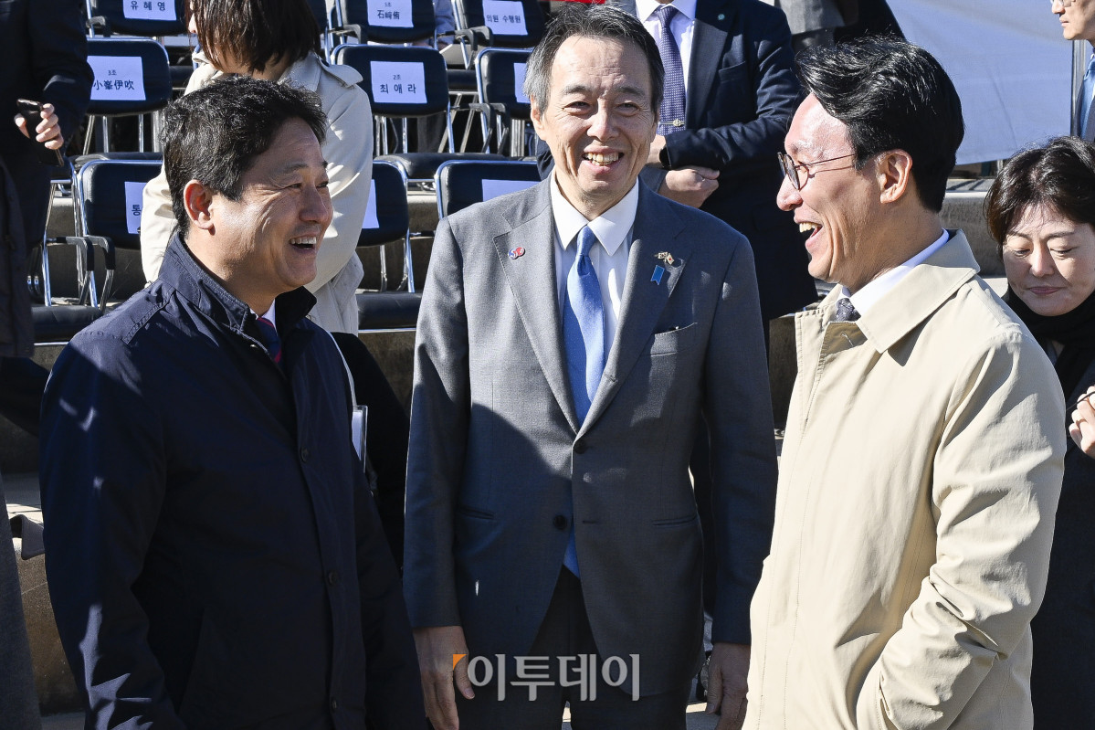 ▲김민석(오른쪽) 국무총리가 27일 서울 여의도 한강공원 물빛무대에서 열린 자전거 신(新)조선통신사 출정 기념식에 참석하며 미즈시마 고이치(가운데) 주한일본대사, 김영배 국회 외교통일위원회 여당 간사와 대화를 하고 있다. 조현호 기자 hyunho@
