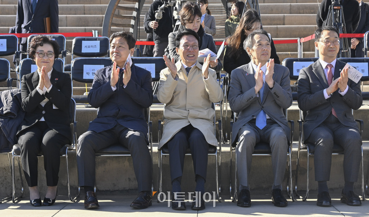 ▲김민석(가운데) 국무총리와 미즈시마 고이치(오른쪽 두 번째) 주한일본대사 등 참석자들이 27일 서울 여의도 한강공원 물빛무대에서 열린 자전거 신(新)조선통신사 행사에서 박수를 치고 있다. 청사사진기자단