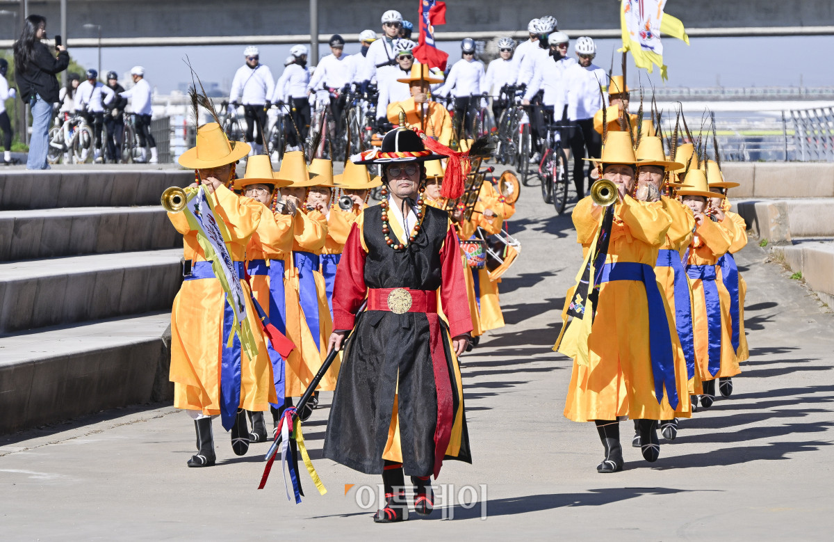 ▲27일 서울 여의도 한강공원 물빛무대에서 열린 자전거 신(新)조선통신사 행사에서 취타대의 연주와 함께 통신사 대원들이 입장하고 있다. 조현호 기자 hyunho@