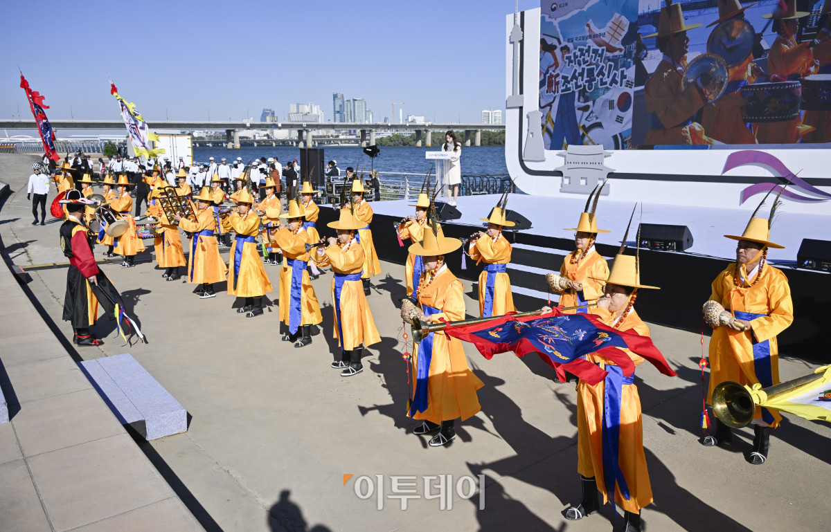 ▲27일 서울 여의도 한강공원 물빛무대에서 열린 자전거 신(新)조선통신사 행사에서 취타대의 연주와 함께 통신사 대원들이 입장하고 있다. 조현호 기자 hyunho@