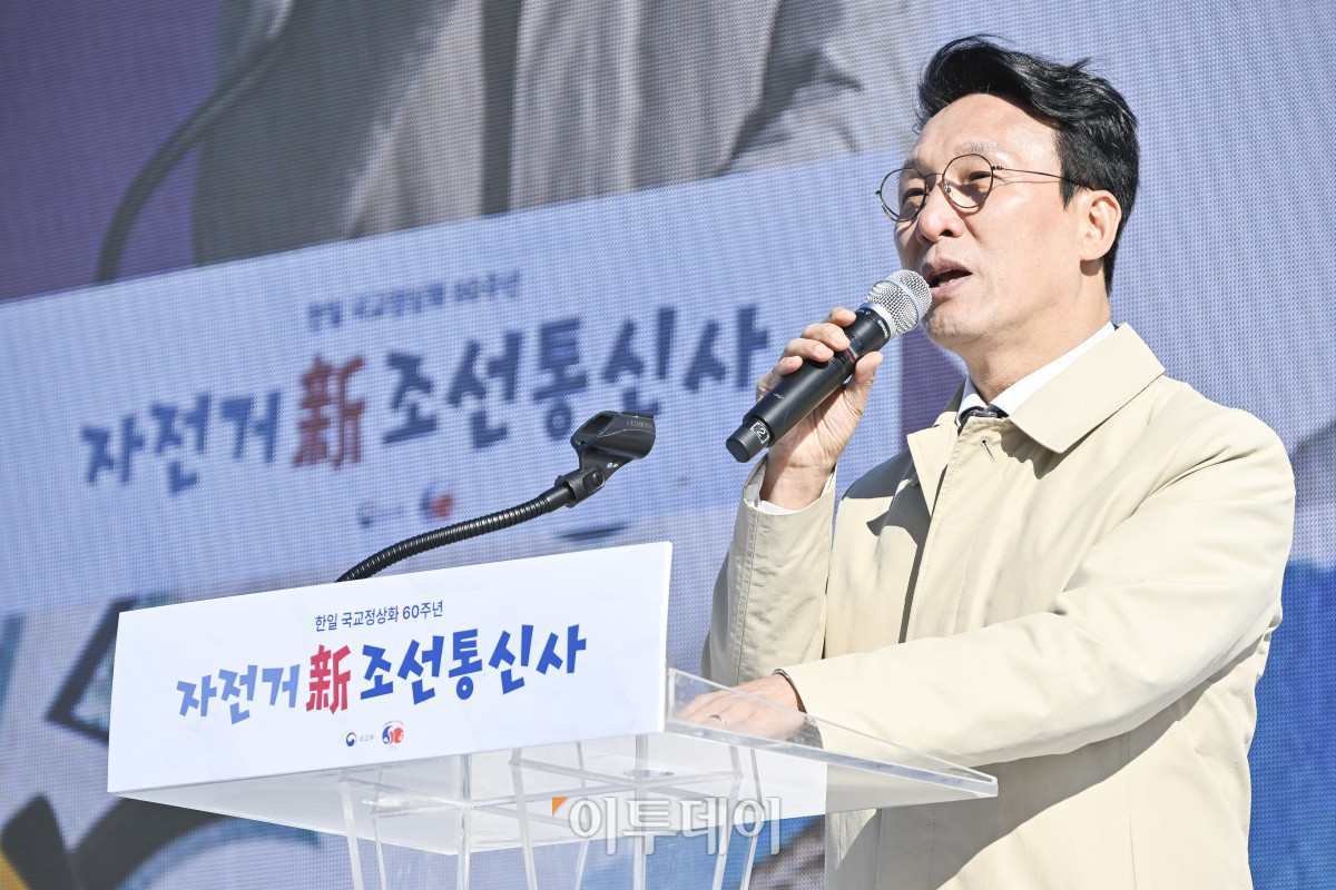 ▲김민석 국무총리가 27일 서울 여의도 한강공원 물빛무대에서 열린 자전거 신(新)조선통신사 행사에서 축사를 하고 있다. 조현호 기자 hyunho@