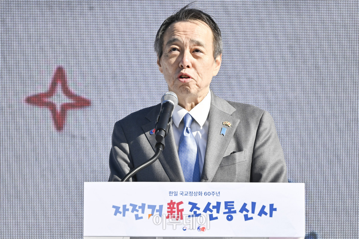 ▲미즈시마 고이치 주한일본대사가 27일 서울 여의도 한강공원 물빛무대에서 열린 자전거 신(新)조선통신사 행사에서 축사를 하고 있다. 조현호 기자 hyunho@