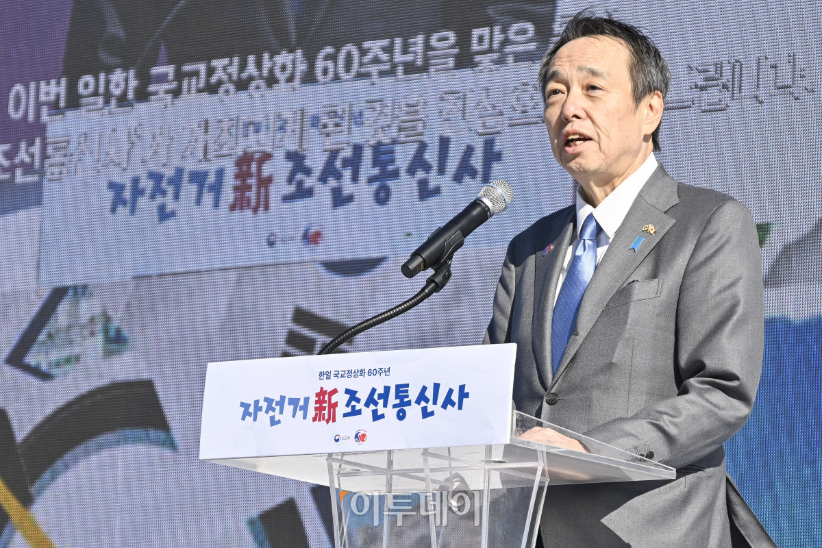 ▲미즈시마 고이치 주한일본대사가 27일 서울 여의도 한강공원 물빛무대에서 열린 자전거 신(新)조선통신사 행사에서 축사를 하고 있다. 조현호 기자 hyunho@