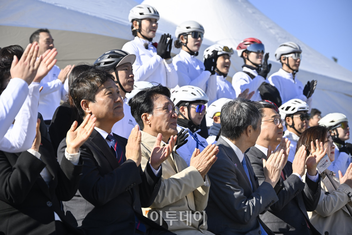 ▲김민석 국무총리가 27일 서울 여의도 한강공원 물빛무대에서 열린 자전거 신(新)조선통신사 행사에서 박수를 치고 있다. 조현호 기자 hyunho@
