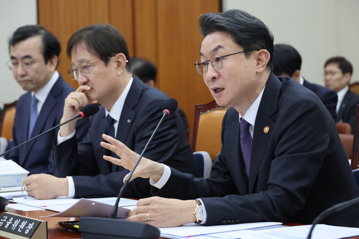 ▲이억원 금융위원장이 27일 서울 여의도 국회에서 열린 정무위원회의 종합감사에서 위원 질의에 답하고 있다. (연합뉴스)