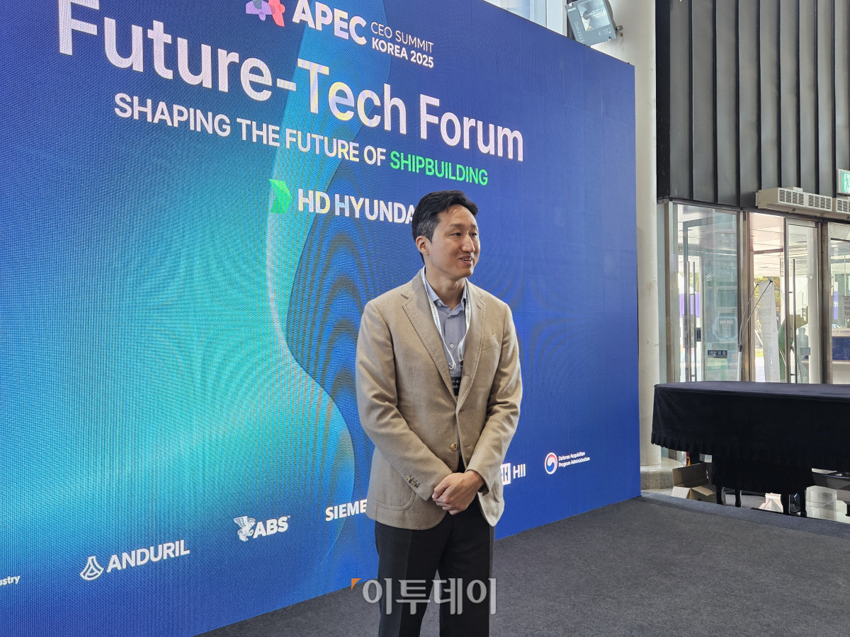 ▲HD현대 정기선 회장이 27일 APEC CEO 서밋 ‘퓨처 테크 포럼: 조선’ 휴식 시간 취재진과 이야기를 나누고 있다. (정진용 기자)