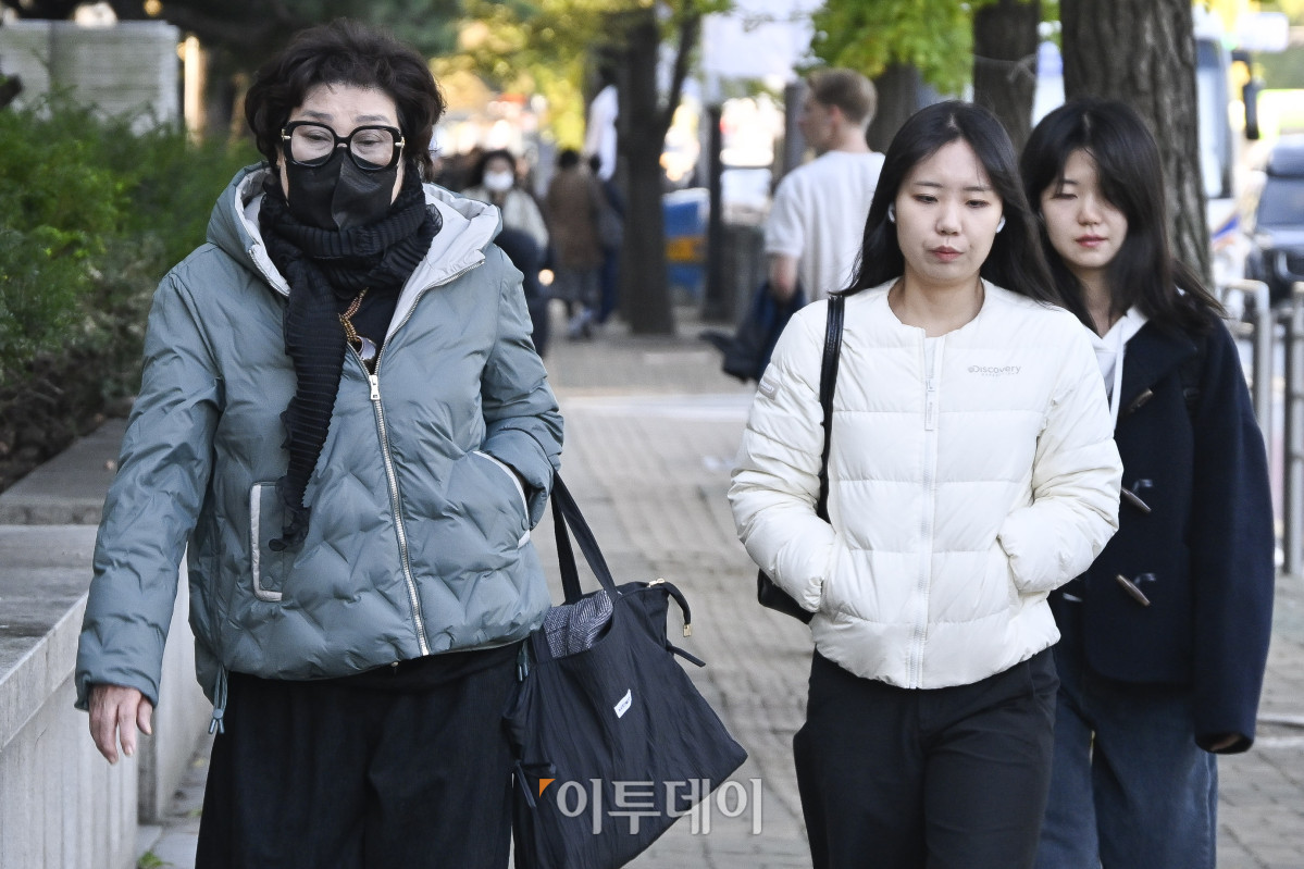 ▲2일 서울에서 중부지방에 첫 한파특보가 내려진 가운데 세 명의 시민이 마스크와 외투를 착용한 채 길을 걷고 있다. ( 조현호 기자 hyunho@)